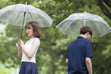 我想转身离开，想一想自己的旧时光，但我无法下定决心1