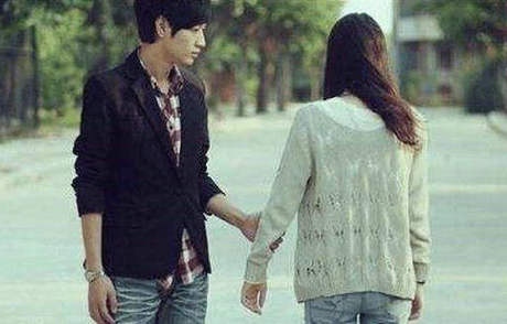 我想转身离开，但我想着自己的旧时感，无法下定决心。