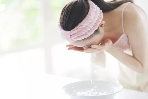 用沸水洗脸