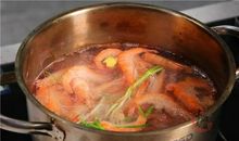 掉进开水锅里虾歇后语