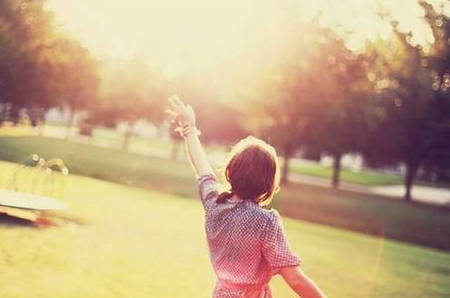 人生中最难得的事就是放手，放开不爱你的人，放开不快乐的东西，放下不属于你的名利