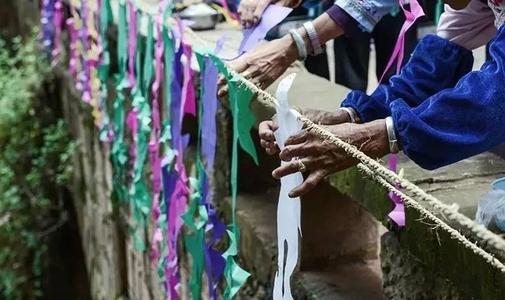 诸葛亮烧香弹钢琴