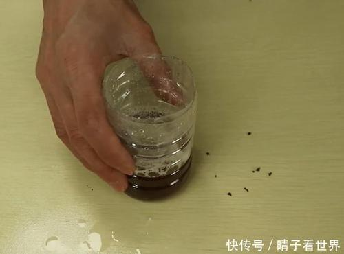 在床下放一个蚊香