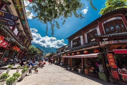 句子描述热闹的街道