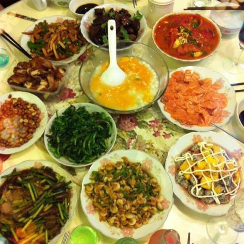 从碗里吃，看着锅