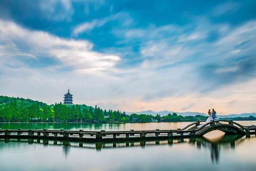 描写西湖风光的诗