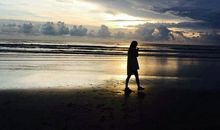 不是理想丢下了我们，而是我们为了生活丢下了理想