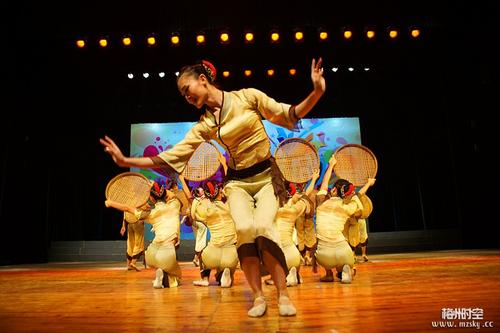 蝴蝶群舞的寓言词