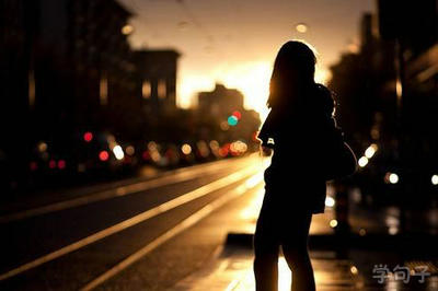 唯美的一句话：在凉爽的城市里独自行走，忘记过去的美丽