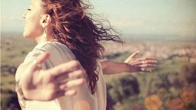 感伤性句子谈论情绪短语强：人们总是学会在伤害中坚强，并学会在分手中保持独立1