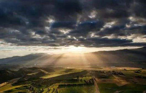 那些告别错误的人会像太阳一样活着，到处都是阳光