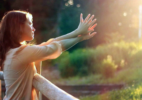 我迈出的每一步都很累，我想快乐，但是很难