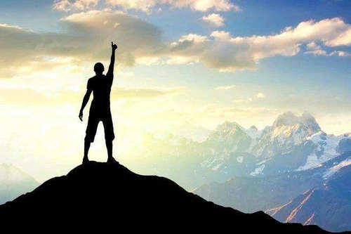 在生活的道路上，我们必须努力工作，才能达到更高的生活高峰。