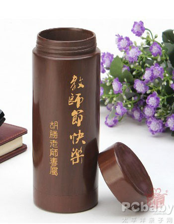 祝福写在杯子上