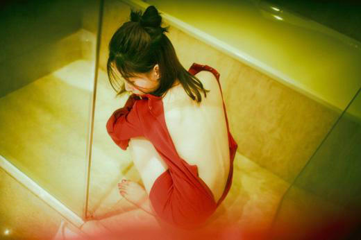 出乎意料的是，我们的爱情早已如羽毛般绝望