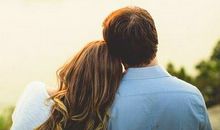 有哲理的爱情句子：爱情埋在心灵深处，并不是住在双唇之间