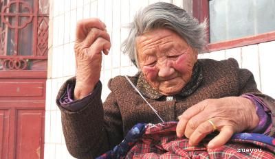 描述母亲外貌的段落