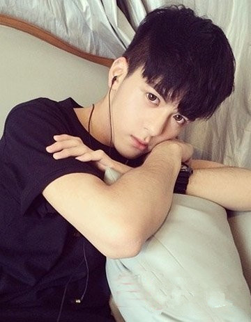 描述男孩头发的句子