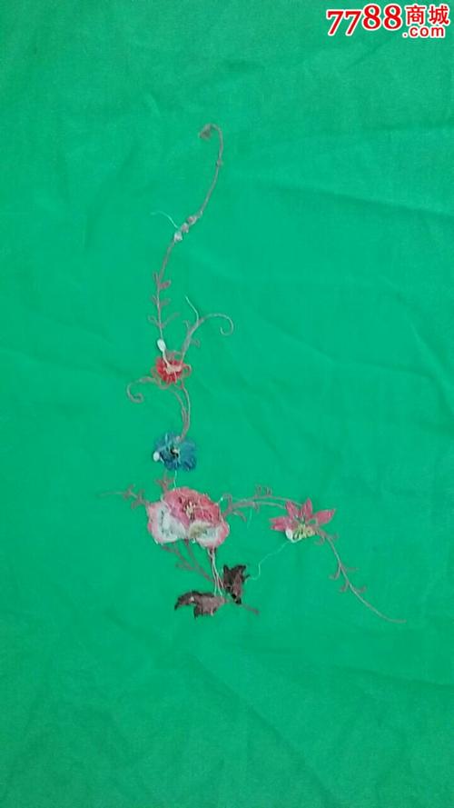 被子上绣有寓言词