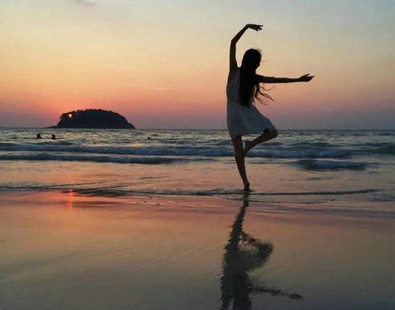 学会接受自己，接受失败，接受生活，最后接受平凡的自我