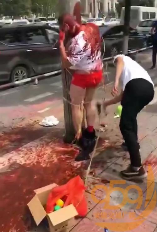 绑在电线杆上的鸡毛