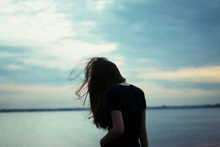 由于思想不同，命运将变得荒谬可笑，所以不再谈论爱情了