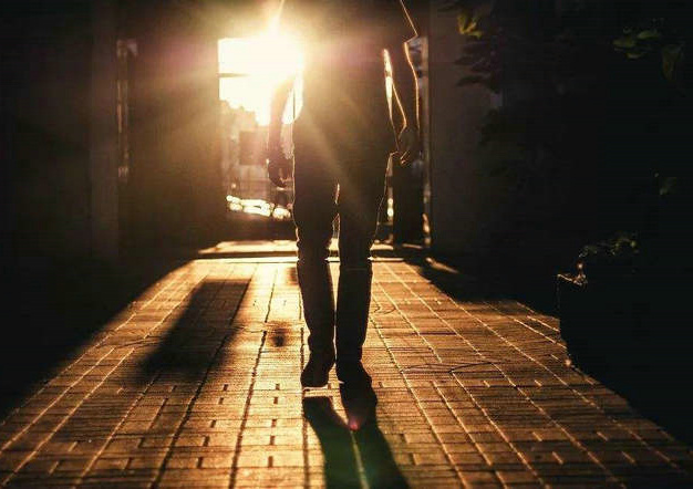 最后，仍然静静地看着你的后背离开，渴望通透，而不是勇敢