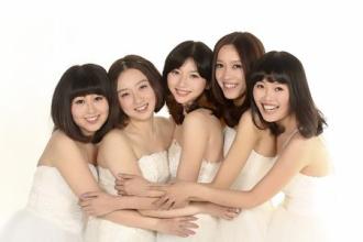 一对女友的签名是美丽而纯洁的