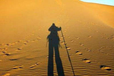 生活并不总是一帆风顺的，而是永远乐观地生活