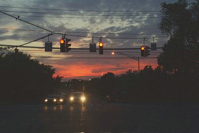 每个闪亮的人都在一个又一个未知的夜晚中幸存了下来1