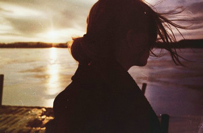 悲伤而美丽的爱情一句话：爱情能持续多久，但只有轻弹的问题