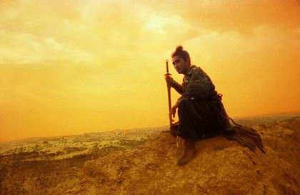 能够忍受孤独的人不会被现实打败。生于孤独，他们可以在孤独中认识自己。 1个