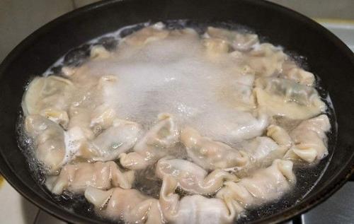 用水壶煮饺子
