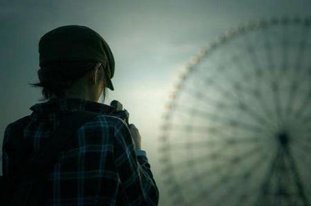 每当爱情临近时，它都会使人们不惜一切代价渡过火与水1