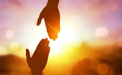 哲学上的一句话使人们变得充满阳光：生活是面对现实和微笑，克服障碍，展望未来