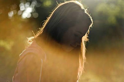 孤独而悲伤的一句话谈到了情绪：应许有多可悲，誓言有多荒谬