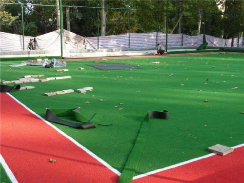 学校操场的环境描述