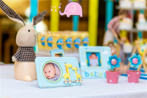 婴儿的第一个生日宴会短信