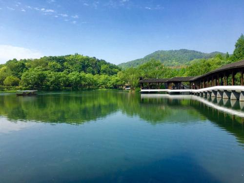 描述西湖之美的句子