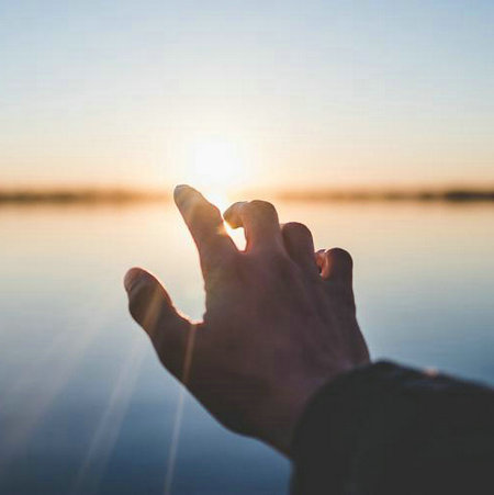 悲观者对世界漠不关心，乐观者对世界温暖1