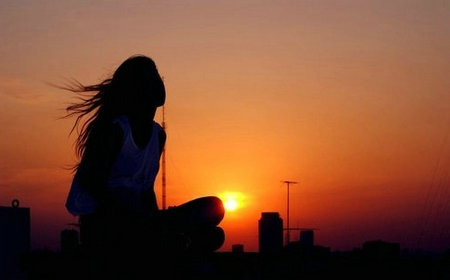 我在爱中看到了太多的欢乐和悲伤，不敢再进一步爱了