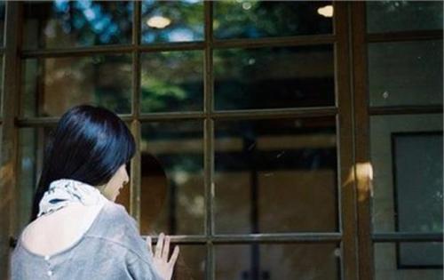 伤心欲绝的谈论哭泣