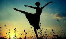 深奥哲理内涵句子：活在别人的掌声中，是禁不起考验的人