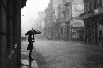 爱一个人真的很谦虚，太小了，不值得一提，没人在乎。