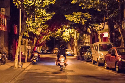 夜深人静，很多年前我总是想起你