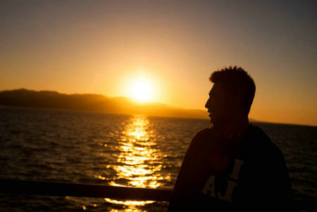 当命运没有给我们机会时，我们必须更加努力地创造条件来选择我们的命运