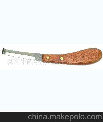 用马蹄刀在木勺切碎蔬菜