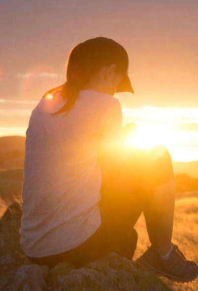 太阳正在下沉，我没有意识到我的半生，生活有多少沧桑，无语