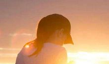 坠坠日西沉，不觉半生人，沧桑多少事，无语立红尘