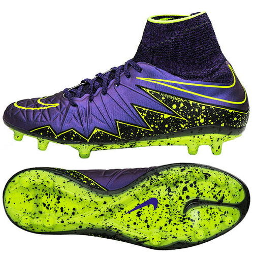 戴着钉鞋并在泥泞中行走